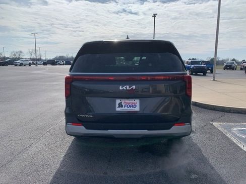 Used 2025 Kia Carnival image 6