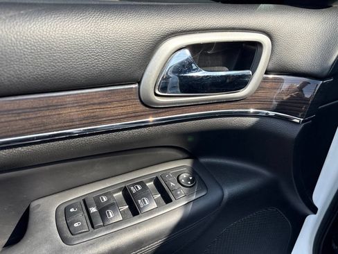 Used 2018 Jeep Grand Cherokee Overland AWD/4WD image 18