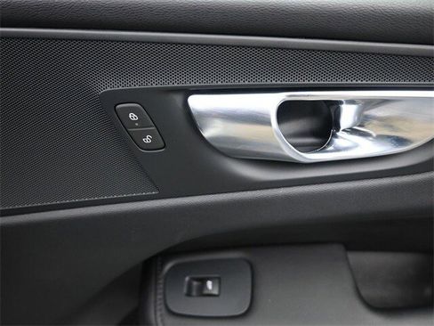 Certified 2024 Volvo XC60 B5 Core image 30