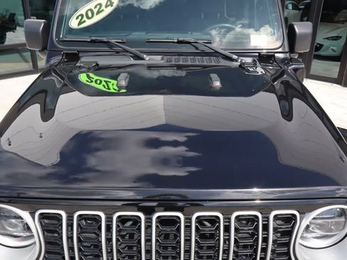 Used 2024 Jeep Wrangler Unlimited Sahara AWD/4WD image 17