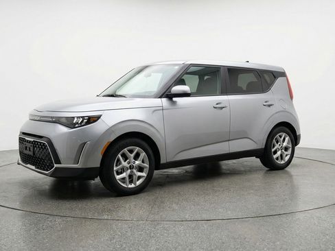 Used 2025 Kia Soul LX w/ LX Technology Package image 2