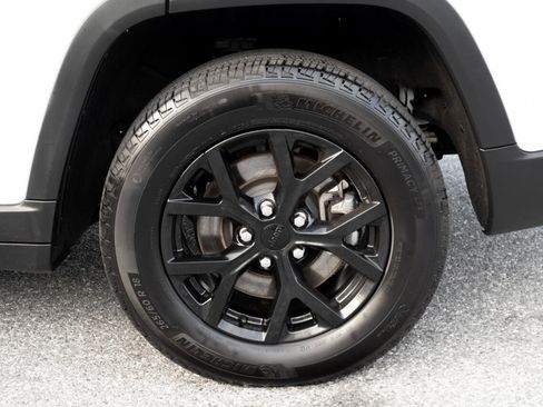 Used 2024 Jeep Grand Cherokee L Laredo image 38