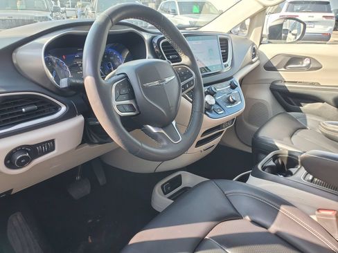 Used 2023 Chrysler Pacifica Touring-L FWD image 12