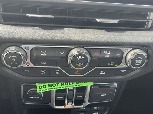 New 2025 Jeep Gladiator Sport image 18