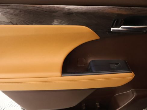 Used 2022 Toyota Highlander Platinum image 18