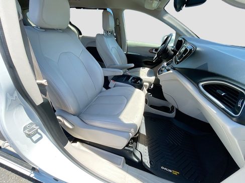 Used 2018 Chrysler Pacifica Touring-L FWD image 19