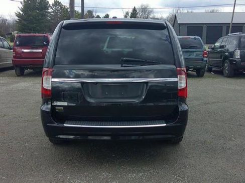 Used 2013 Chrysler Town & Country Touring image 4
