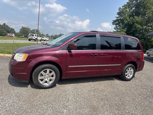 Used 2009 Chrysler Town & Country Touring FWD image 3
