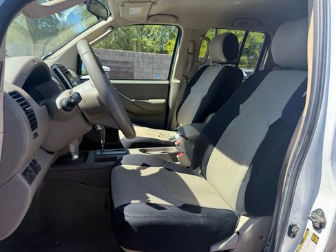 Used 2009 Nissan Frontier SE w/ SE Value Truck Pkg RWD image 13