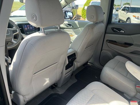 Used 2017 GMC Acadia SLE AWD/4WD image 19