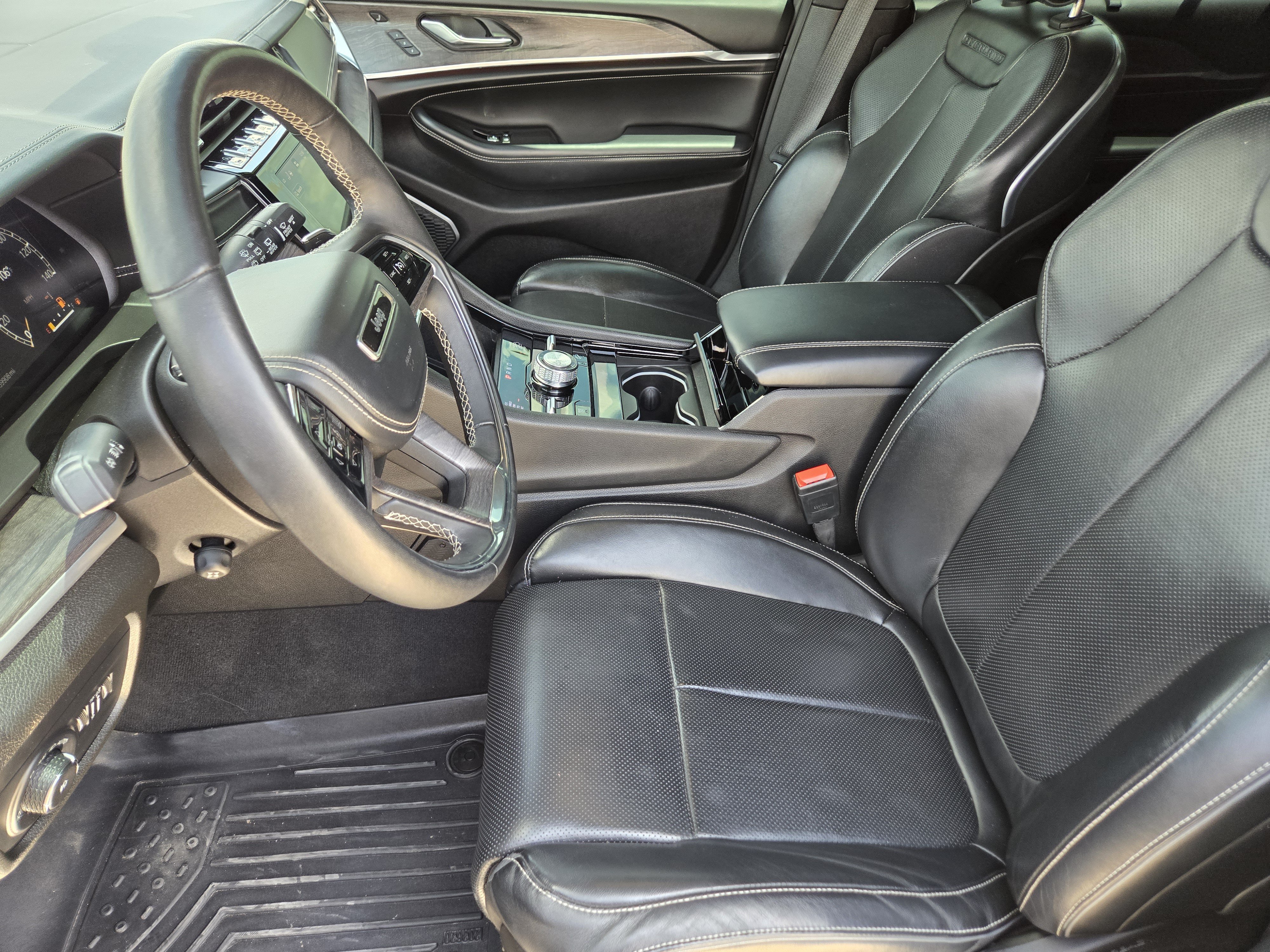Used 2022 Jeep Grand Cherokee Overland w/ Luxury Tech Group IV AWD/4WD image 15