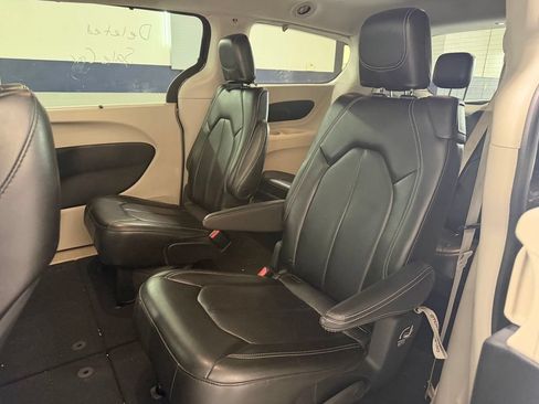 Used 2023 Chrysler Pacifica Touring-L FWD image 16