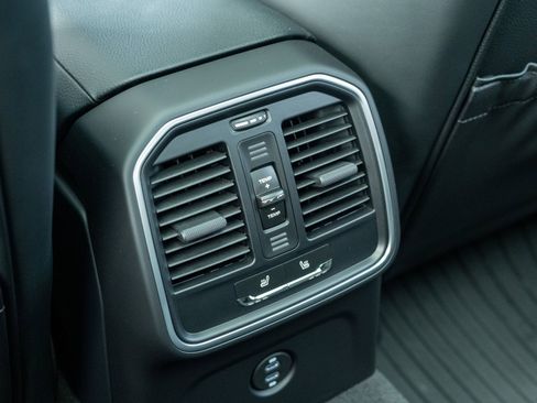 Certified 2026 Porsche Macan AWD/4WD image 39