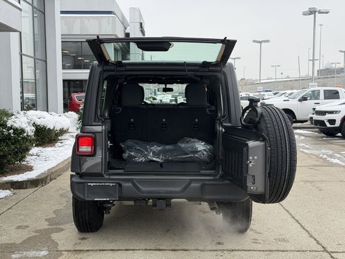 Used 2025 Jeep Wrangler Sport image 9