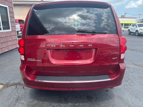 Used 2014 Dodge Grand Caravan SXT w/ UConnect Hands-Free Group FWD image 4
