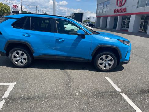Used 2021 Toyota RAV4 LE AWD/4WD image 11