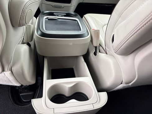 Used 2018 Chrysler Pacifica Limited w/ Tire & Wheel Group FWD image 35