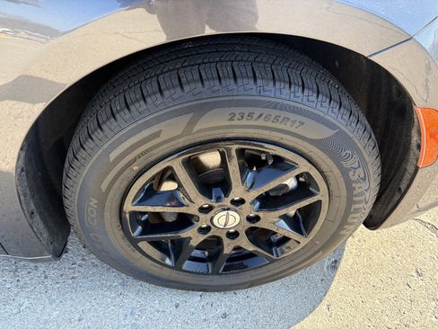 Used 2023 Chrysler Pacifica Touring-L FWD image 12