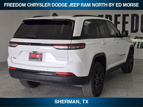 Used 2025 Jeep Grand Cherokee Altitude AWD/4WD image 3