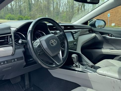 Used 2019 Toyota Camry SE w/ Convenience Package FWD image 11