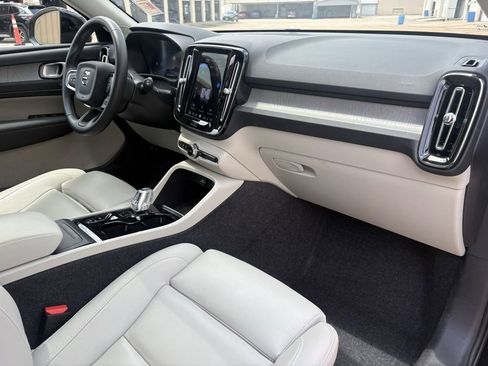 Used 2025 Volvo XC40 B5 Ultra w/ Protection Package Premier AWD/4WD image 29