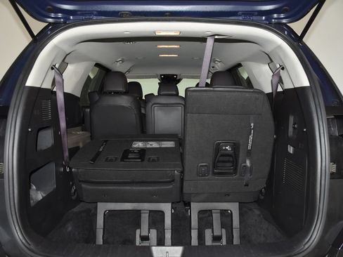Used 2025 Kia Carnival FWD image 32