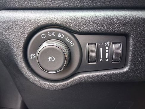 Used 2026 Chrysler Pacifica Select image 22