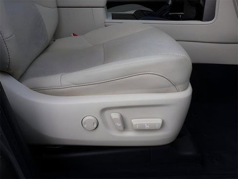 Used 2021 Lexus GX 460 Premium w/ Accessory Package image 11