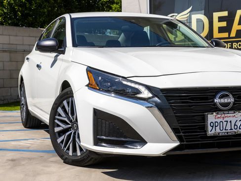 Used 2025 Nissan Altima 2.5 SV FWD image 3