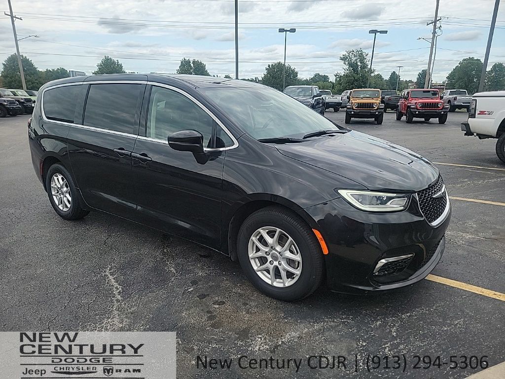Used 2023 Chrysler Pacifica Touring-L FWD image 7