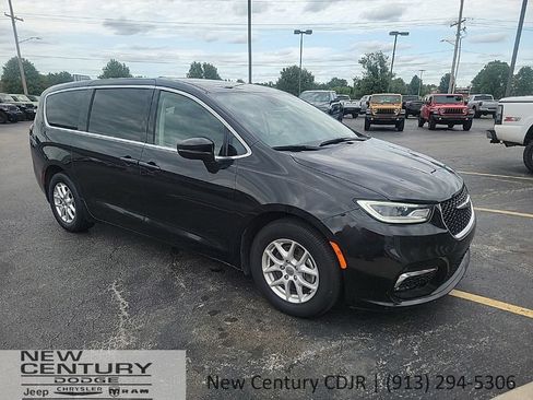 Used 2023 Chrysler Pacifica Touring-L FWD image 7