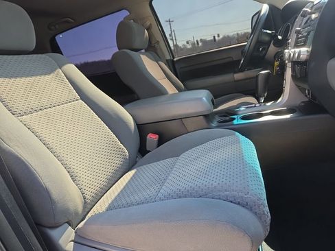 Used 2013 Toyota Tundra 4x4 CrewMax w/ SR5 Pkg image 21