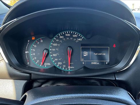 Used 2022 Chevrolet Trax LT w/ LT Convenience Package image 8