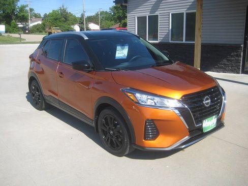 Used 2023 Nissan Kicks SV FWD image 2