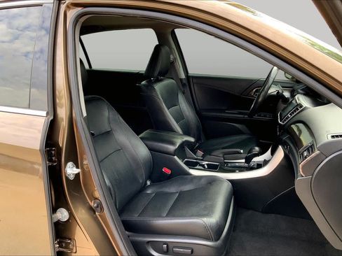 Used 2017 Honda Accord Touring image 9