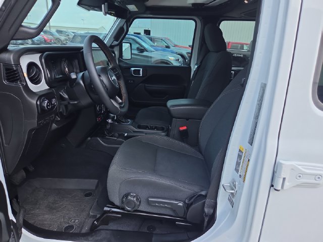 Used 2024 Jeep Gladiator Mojave AWD/4WD image 9
