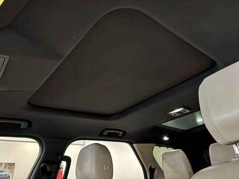 Used 2017 Land Rover Discovery SE AWD/4WD image 14