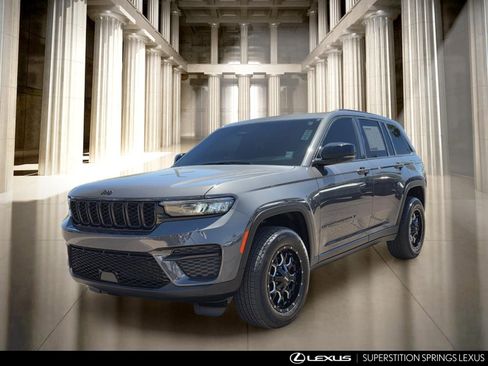 Used 2025 Jeep Grand Cherokee Altitude AWD/4WD image 8