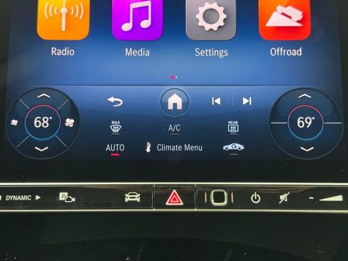 Used 2025 Mercedes-Benz GLC 300 4MATIC image 33