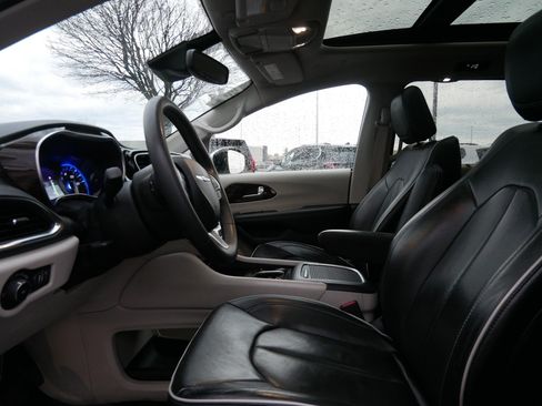 Used 2023 Chrysler Pacifica Limited image 9