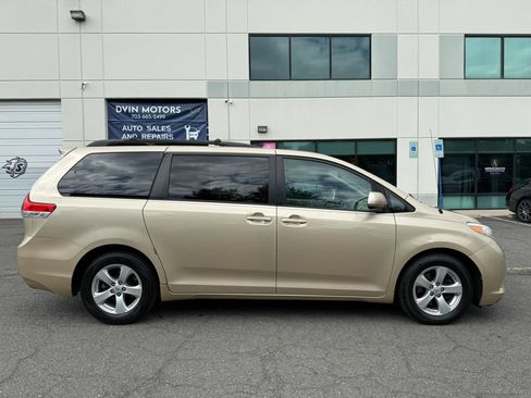 Used 2011 Toyota Sienna LE FWD image 3