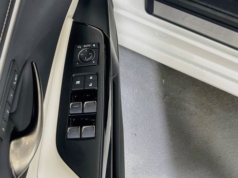 Used 2025 Lexus ES 350 w/ Premium Package FWD image 17