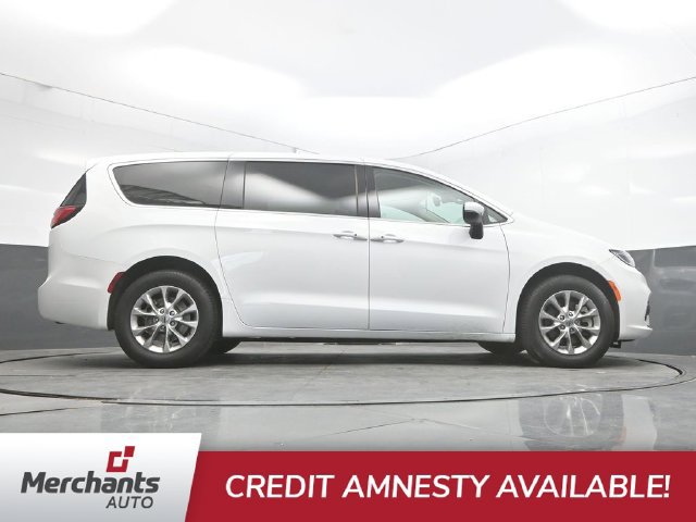 Used 2023 Chrysler Pacifica Touring-L AWD/4WD image 41