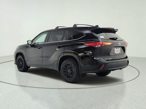 Used 2023 Toyota Highlander XLE AWD/4WD image 7