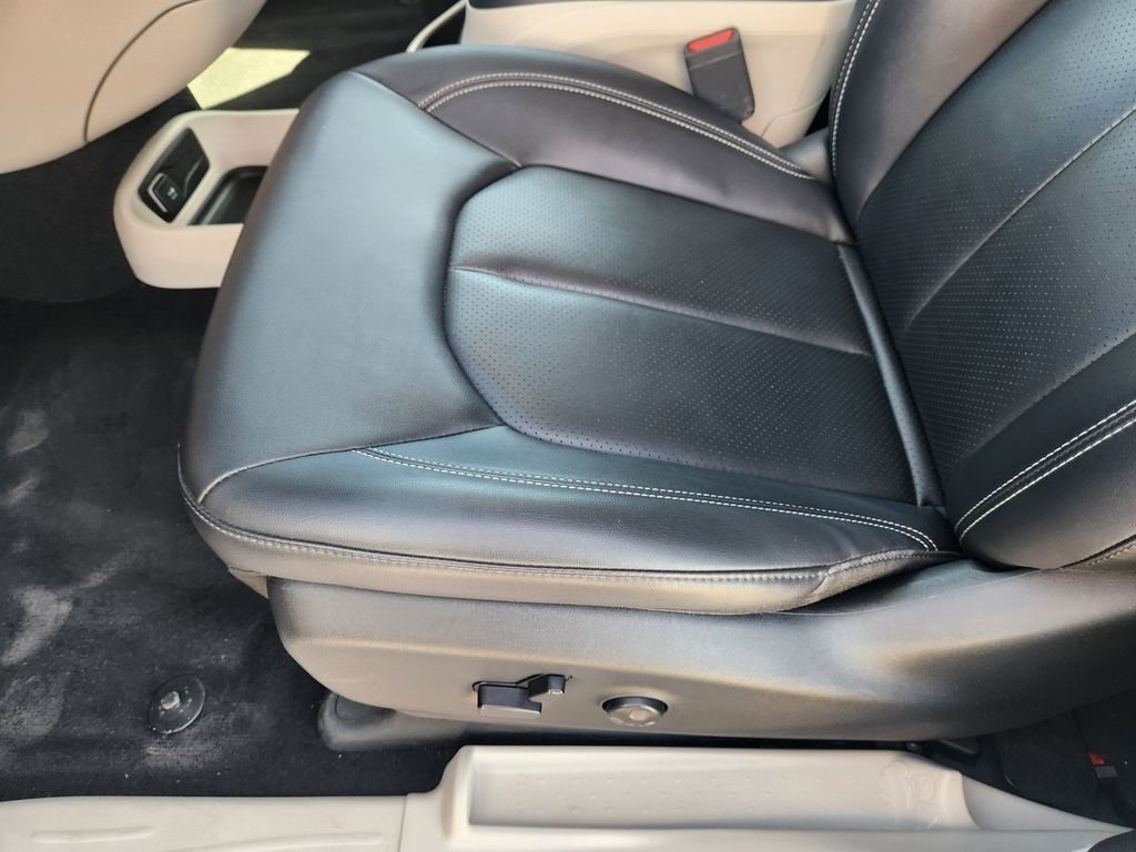 Used 2024 Chrysler Pacifica Touring-L FWD image 25