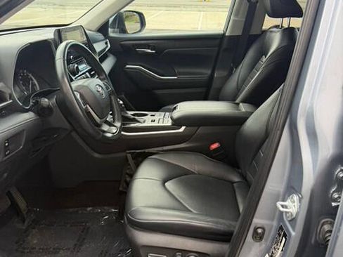 Used 2022 Toyota Highlander XLE AWD/4WD image 33