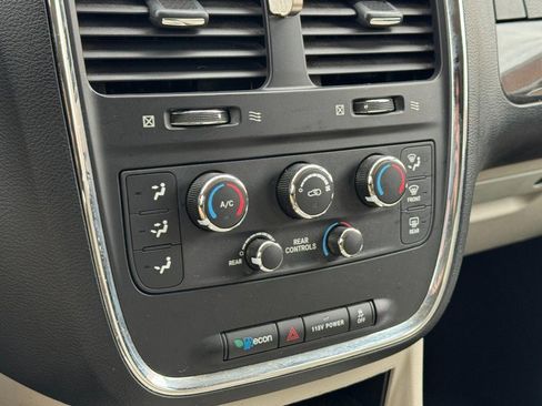 Used 2013 Dodge Grand Caravan SXT w/ UConnect Hands-Free Group image 22