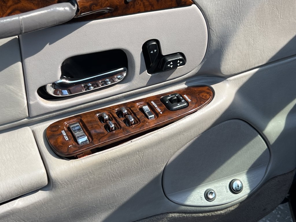 Used 1999 Lincoln Town Car Executive RWD image 6