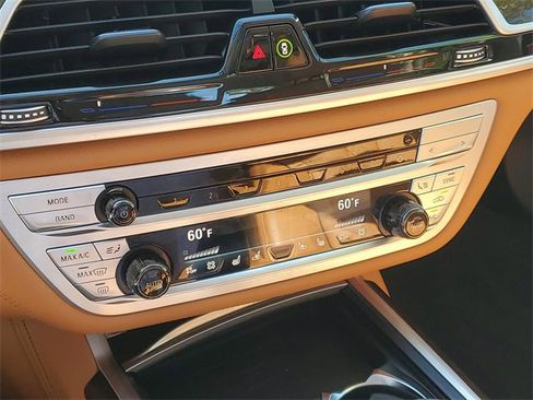 Used 2021 BMW 750i xDrive w/ Executive Package image 29