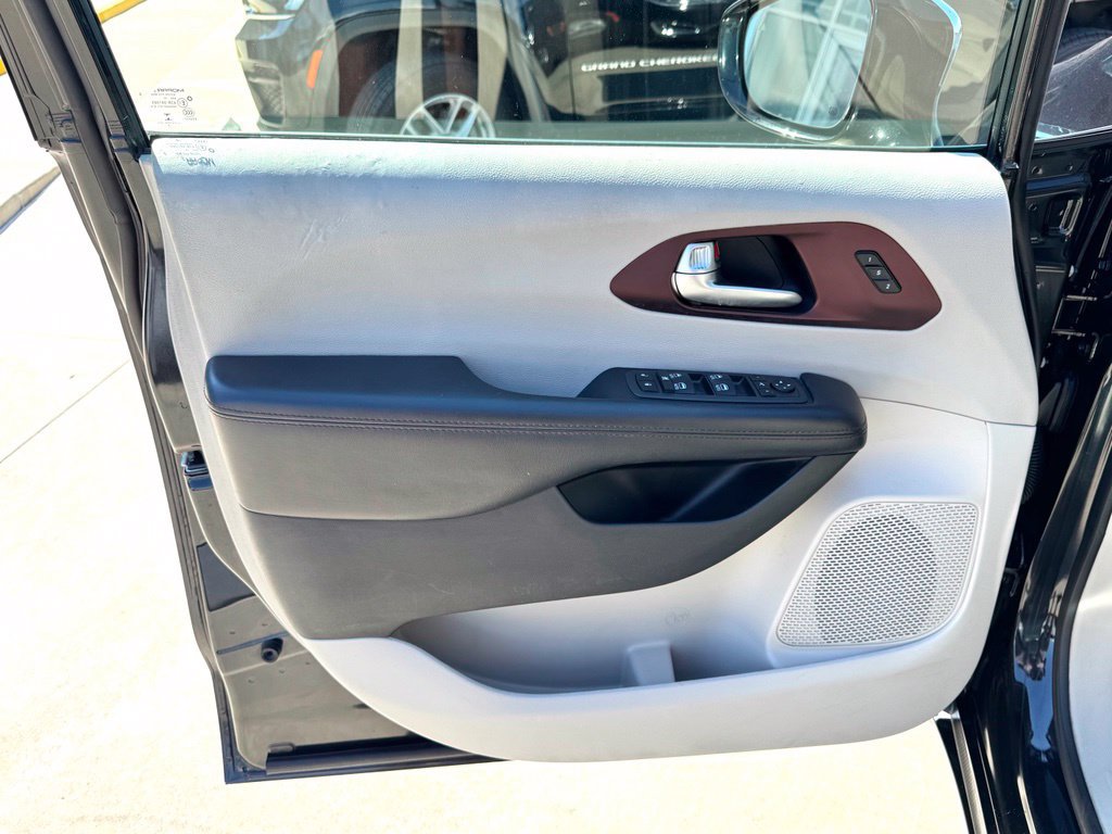 Used 2020 Chrysler Pacifica Limited FWD image 11